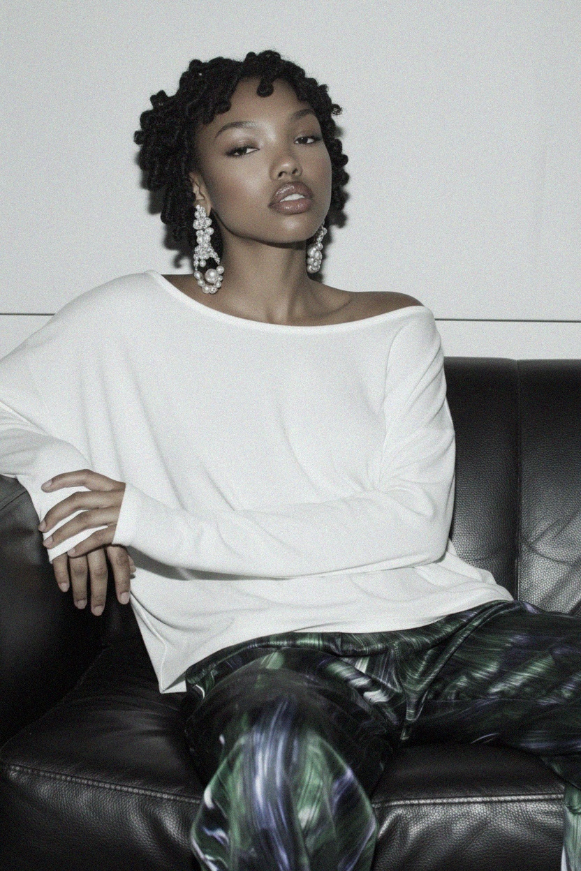 Biała bluzka z odkrytymi ramionami i długim rękawem zdjęcie 3