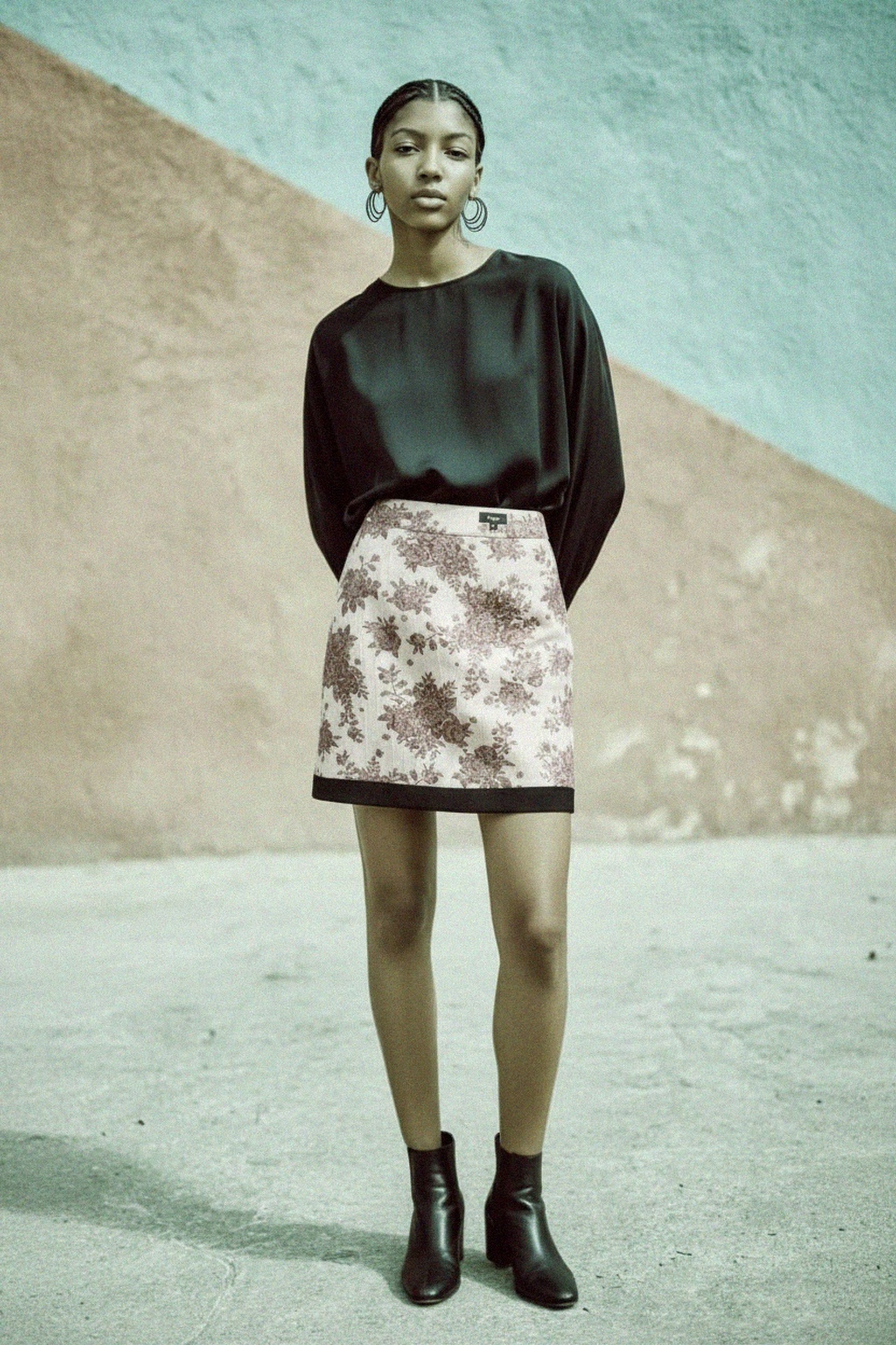 Floral Jacquard Mini Skirt with Black Hem zdjęcie 2