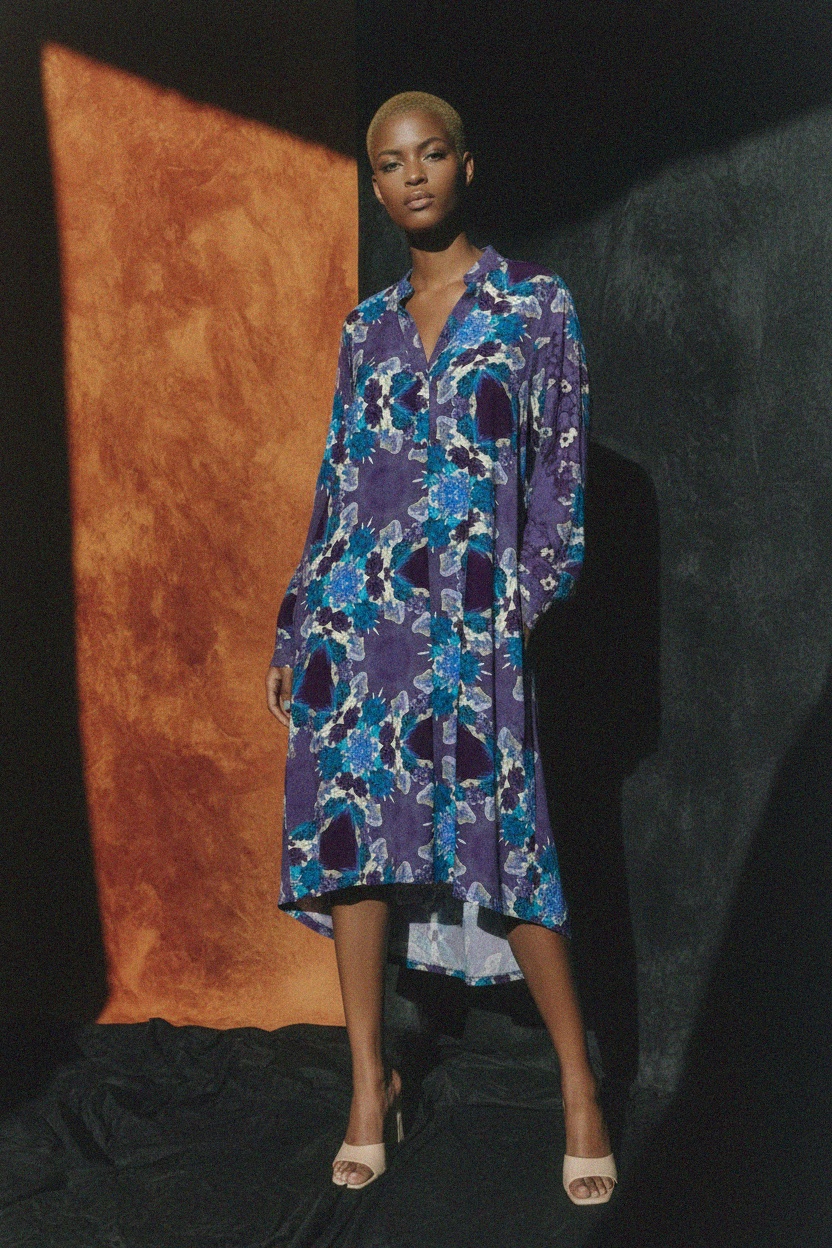 Sukienka mini z abstrakcyjnym kwiatowym nadrukiem i długim rękawem zdjęcie 2