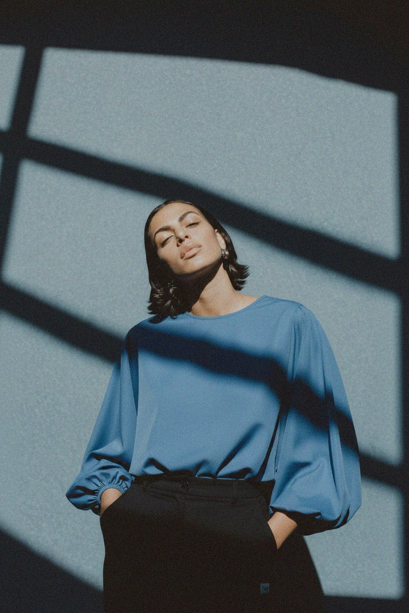 Bluzka z obszernymi rękawami w kolorze niebieskim zdjęcie 3