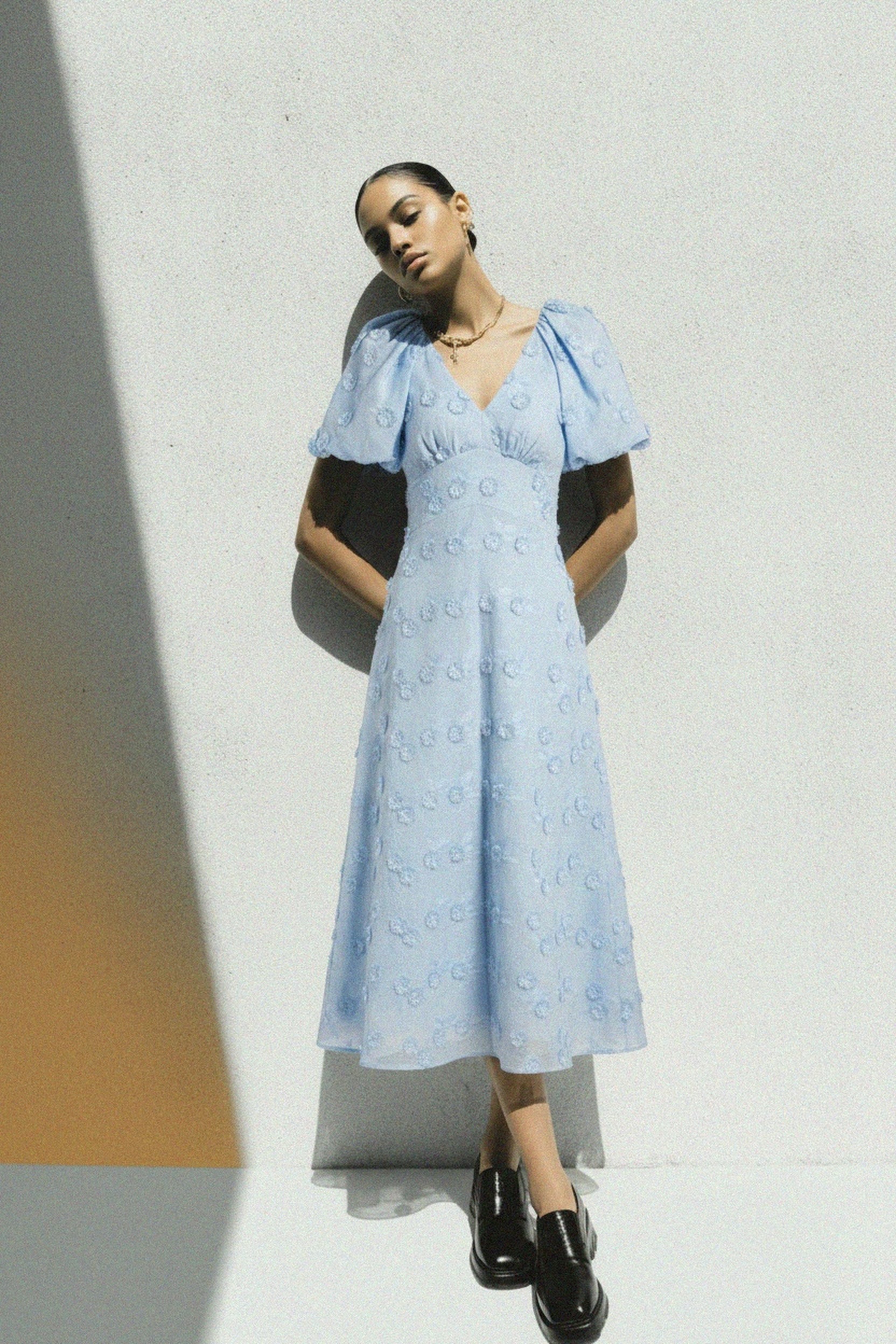 Elegant Blue Floral Midi Dress with Puff Sleeves zdjęcie 2