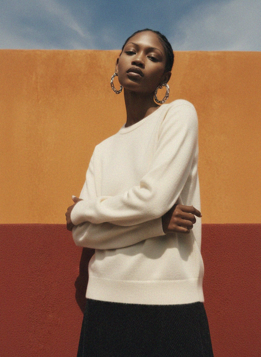 Klasyczny miękki sweter z okrągłym dekoltem zdjęcie 2