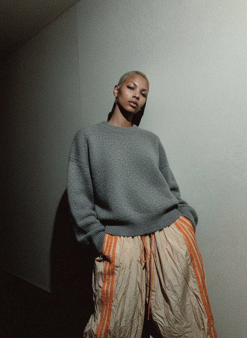 Miękki szary sweter z okrągłym dekoltem zdjęcie 2