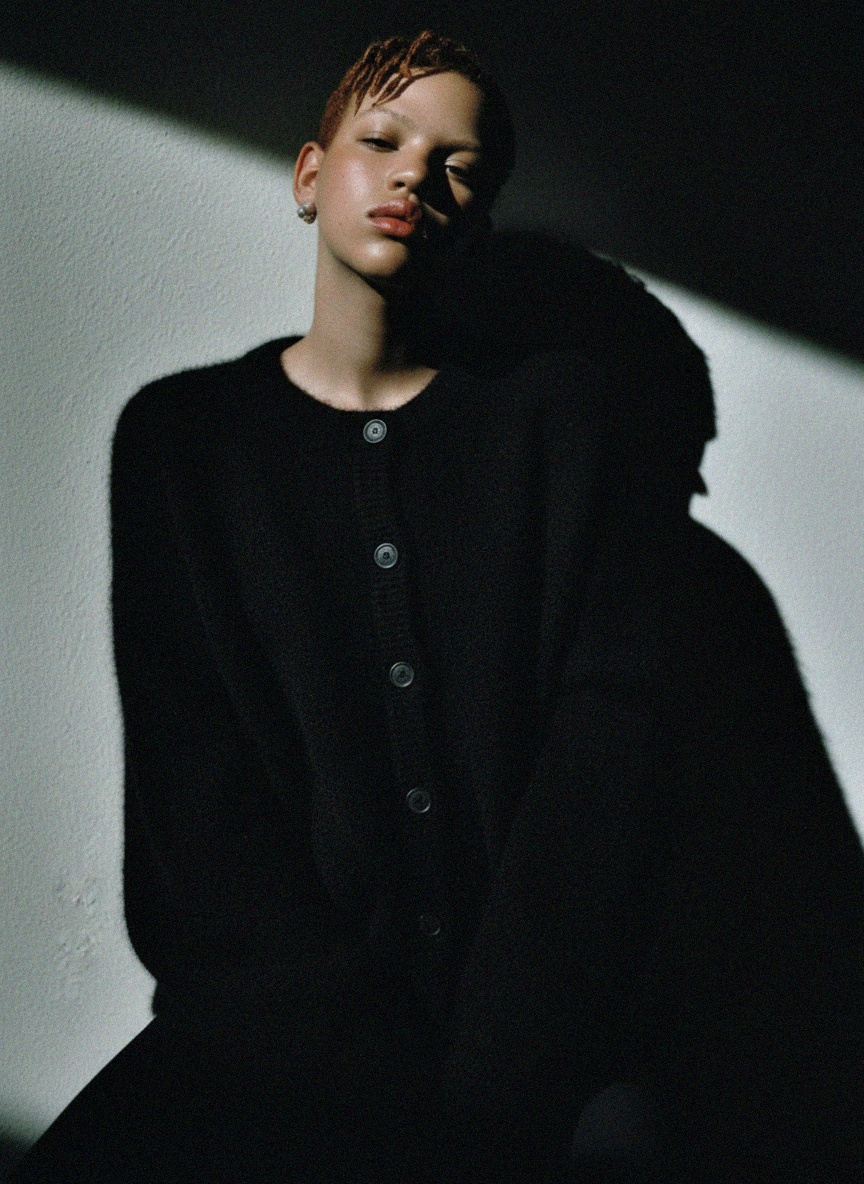 Czarny, miękki dzianinowy kardigan zapinany z przodu na guziki zdjęcie 2