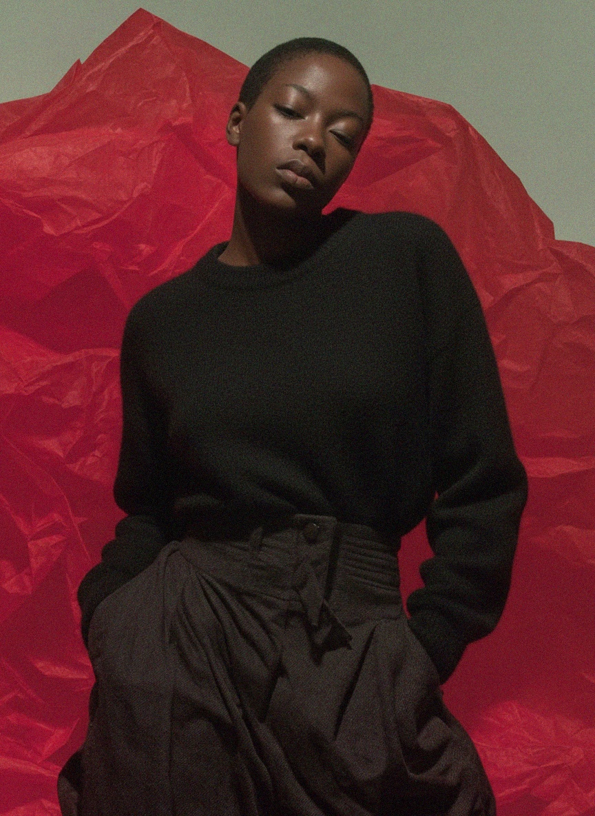 Miękki czarny sweter z okrągłym dekoltem zdjęcie 2