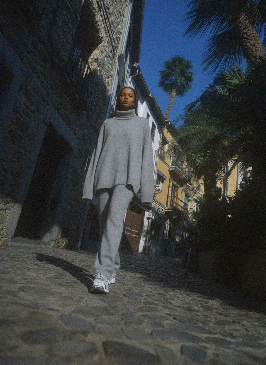 Przytulny, obszerny szary sweter z golfem zdjęcie 2