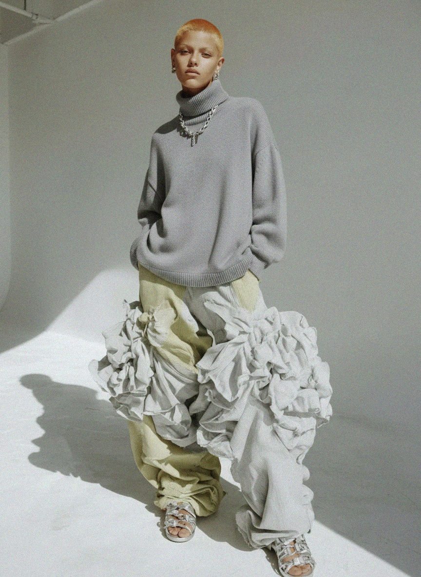 Przytulny, obszerny szary sweter z golfem zdjęcie 3