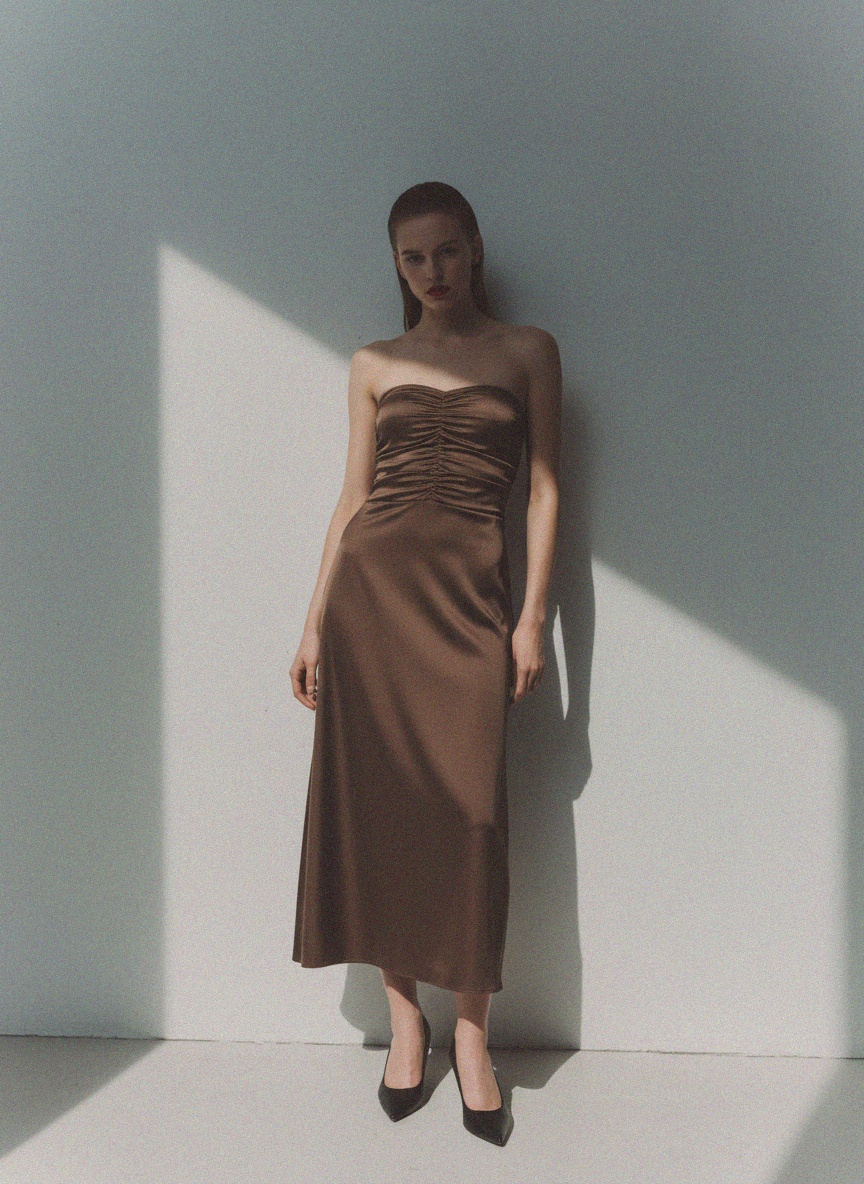 Brązowa sukienka midi z marszczeniami i bez ramiączek zdjęcie 2