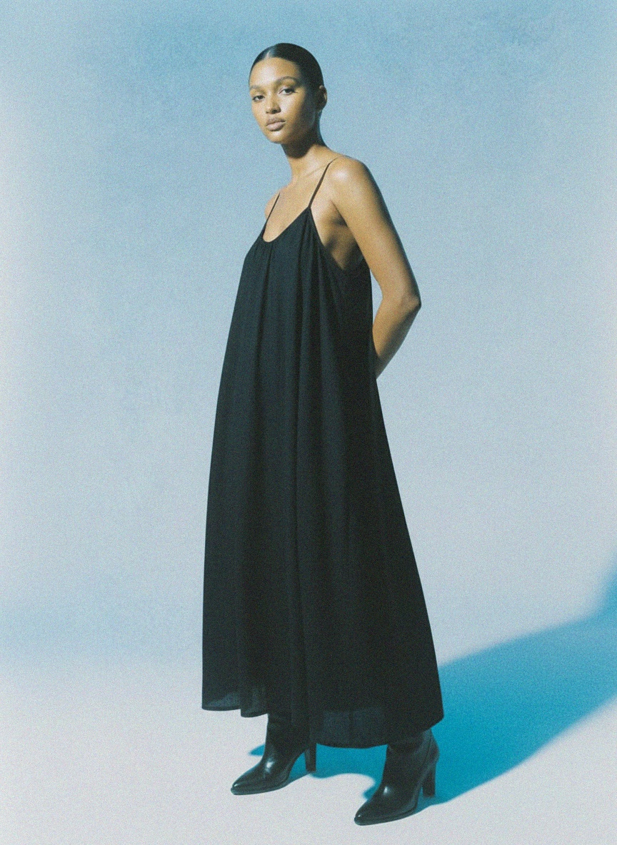 Czarna luźna mini sukienka na cienkich ramiączkach zdjęcie 2