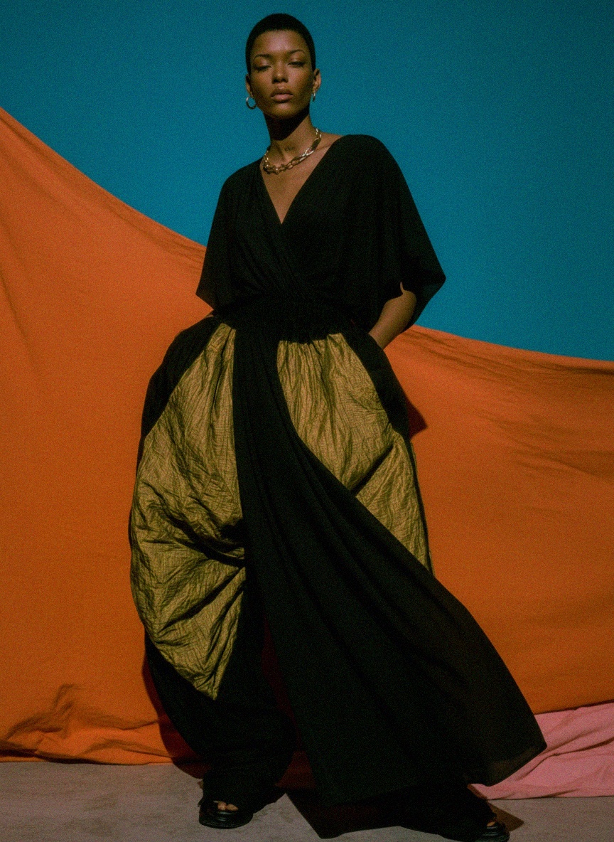 Elegancka czarna sukienka maxi z drapowanymi rękawami zdjęcie 3