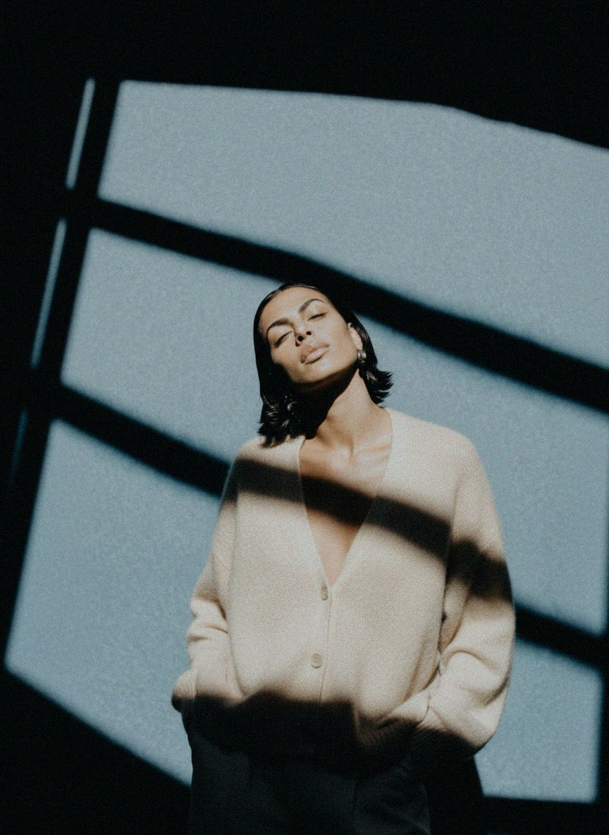 Miękki dzianinowy oversize'owy kardigan w kolorze beżowym zdjęcie 2