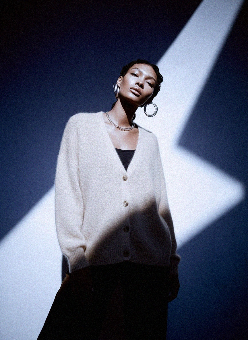 Miękki dzianinowy oversize'owy kardigan w kolorze beżowym zdjęcie 3