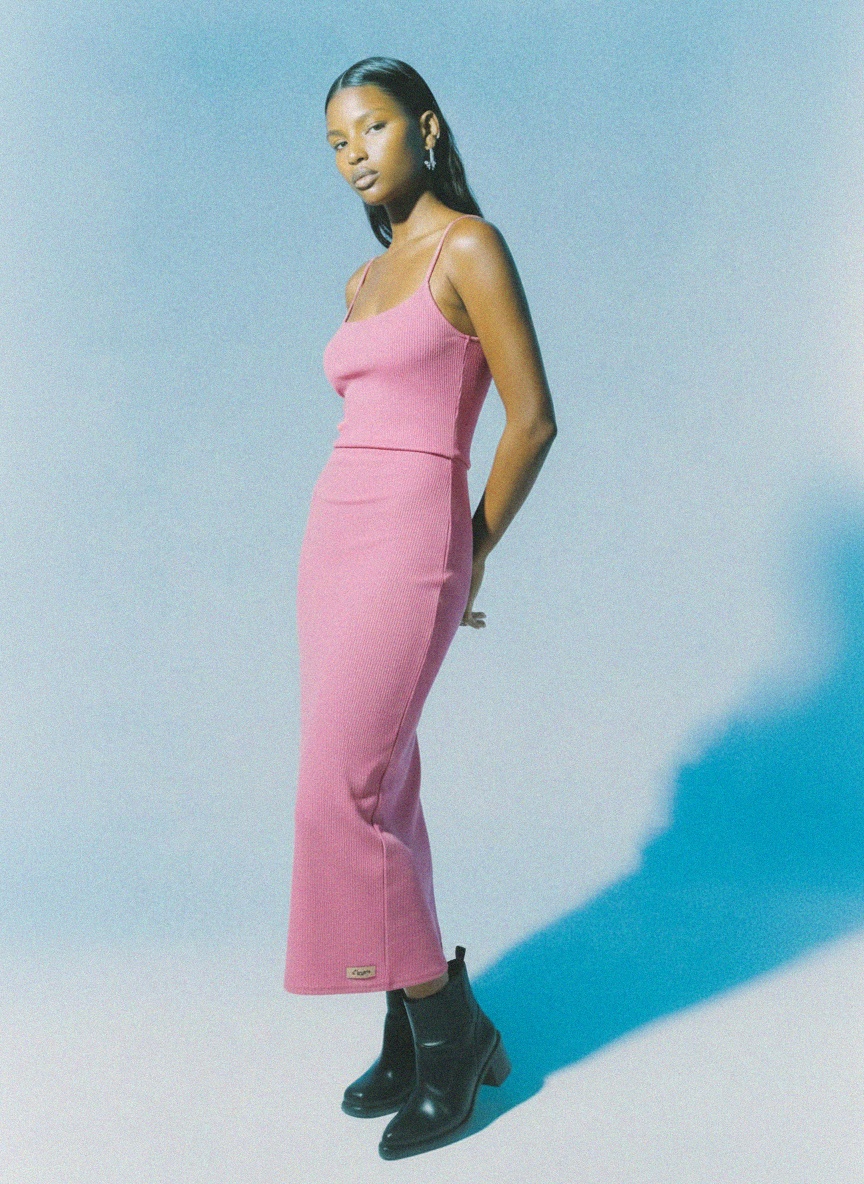 Różowa prążkowana obcisła sukienka midi zdjęcie 3