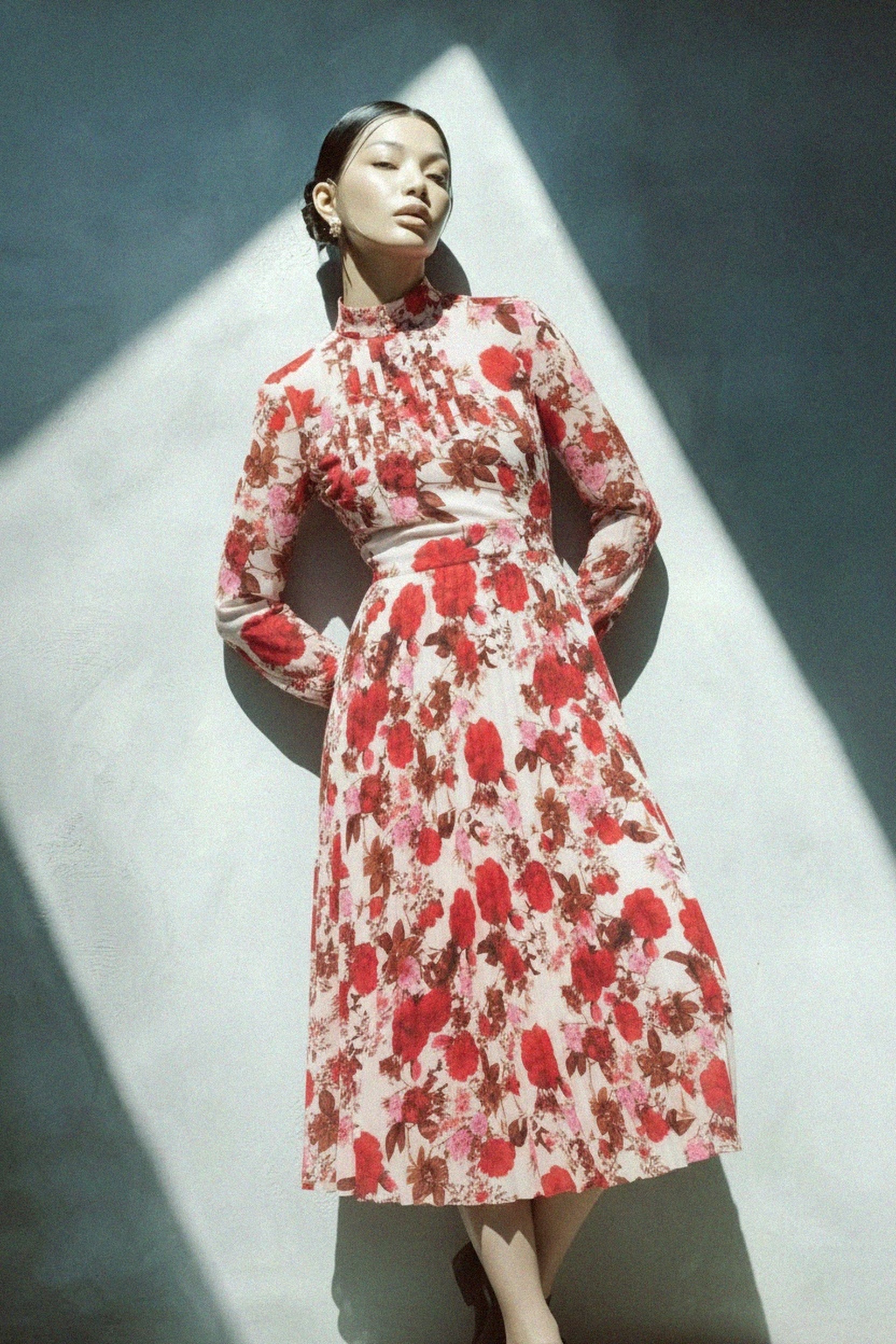 Elegant Red Floral Pleated Midi Dress zdjęcie 2