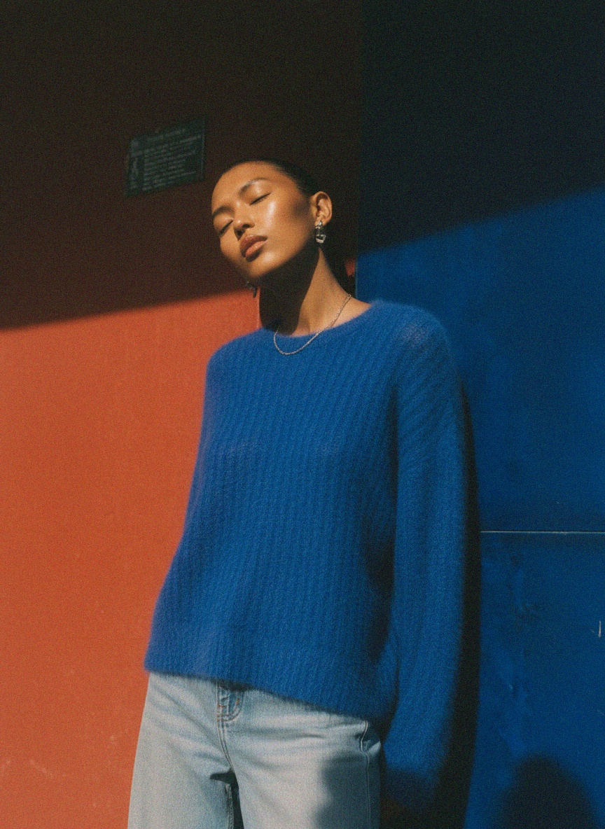 Żywy niebieski, puszysty sweterek zdjęcie 3