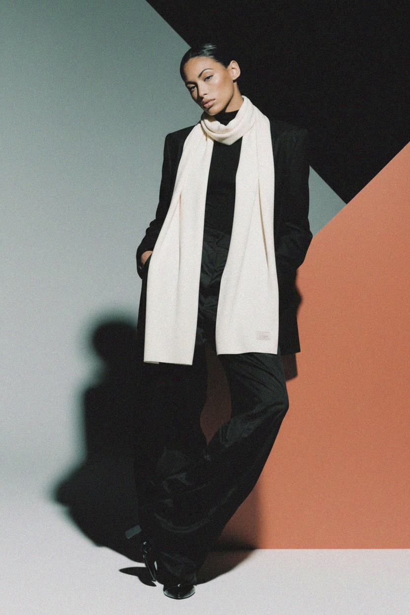 Miękki szalik dzianinowy w kolorze kremowo-białym zdjęcie 3