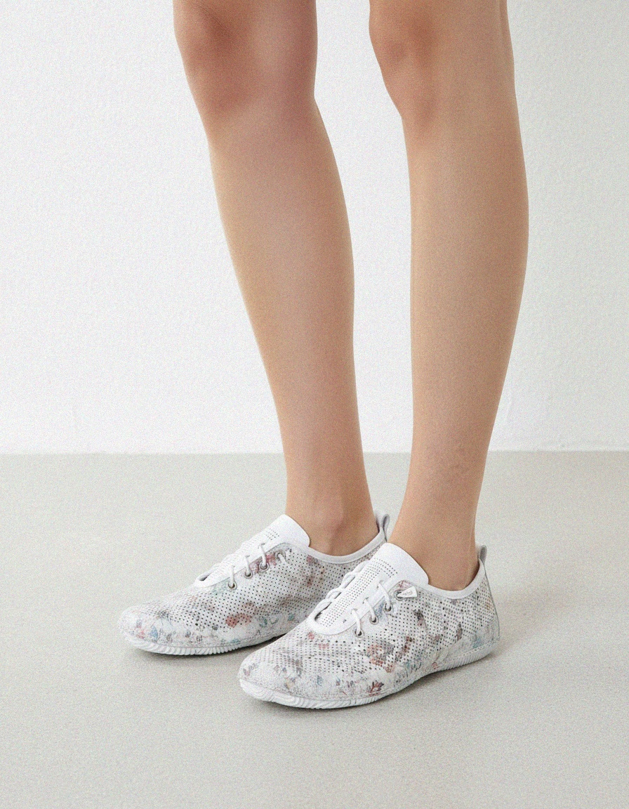 White Perforated Floral Slip-On Sneaker zdjęcie 2