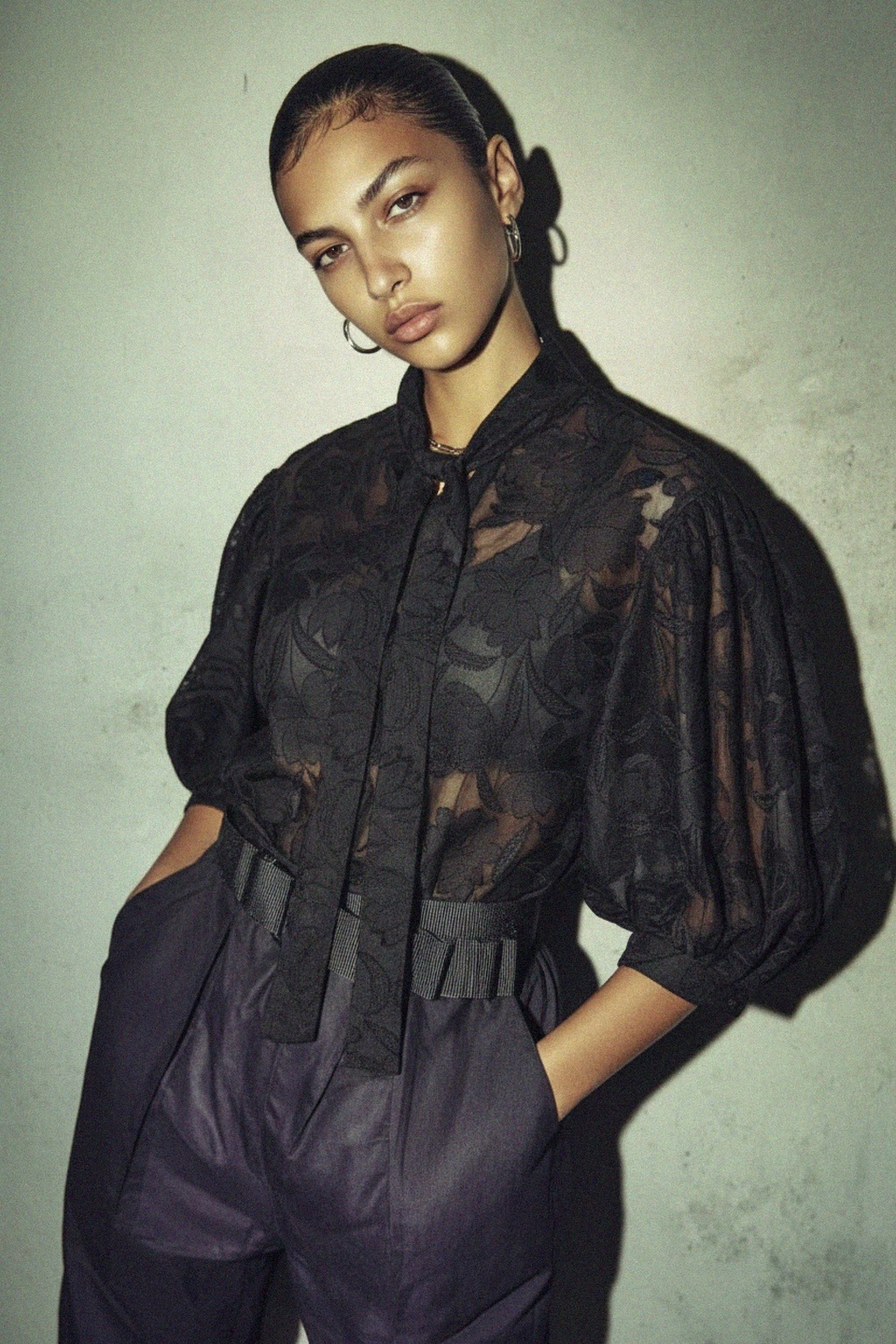 Textured Floral Tie-Neck Blouse with Voluminous Sleeves zdjęcie 2