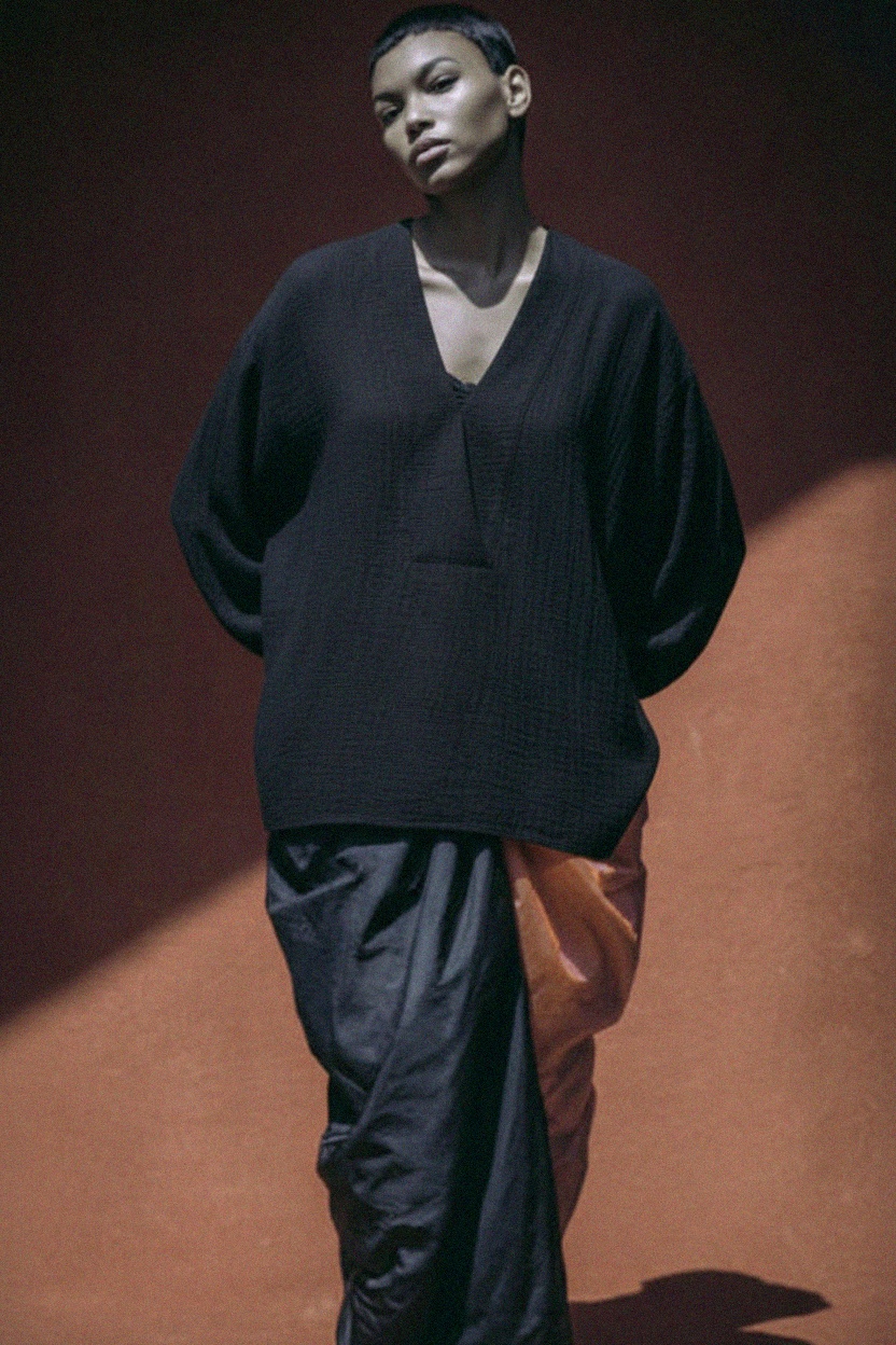 Black Oversized Textured V-Neck Blouse zdjęcie 4