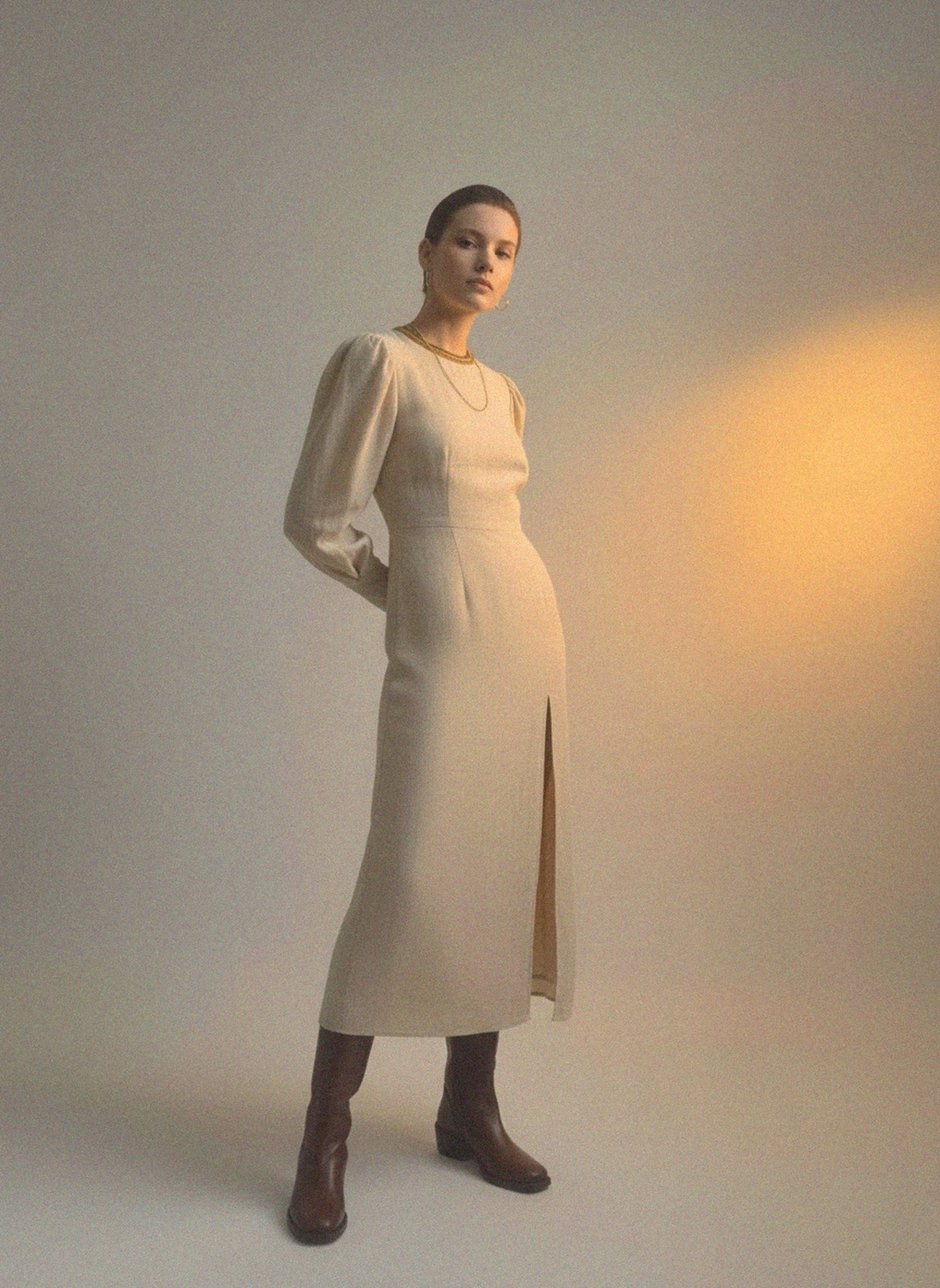 Chic Beige Midi Dress with Side Slit & Puffed Sleeves zdjęcie 2