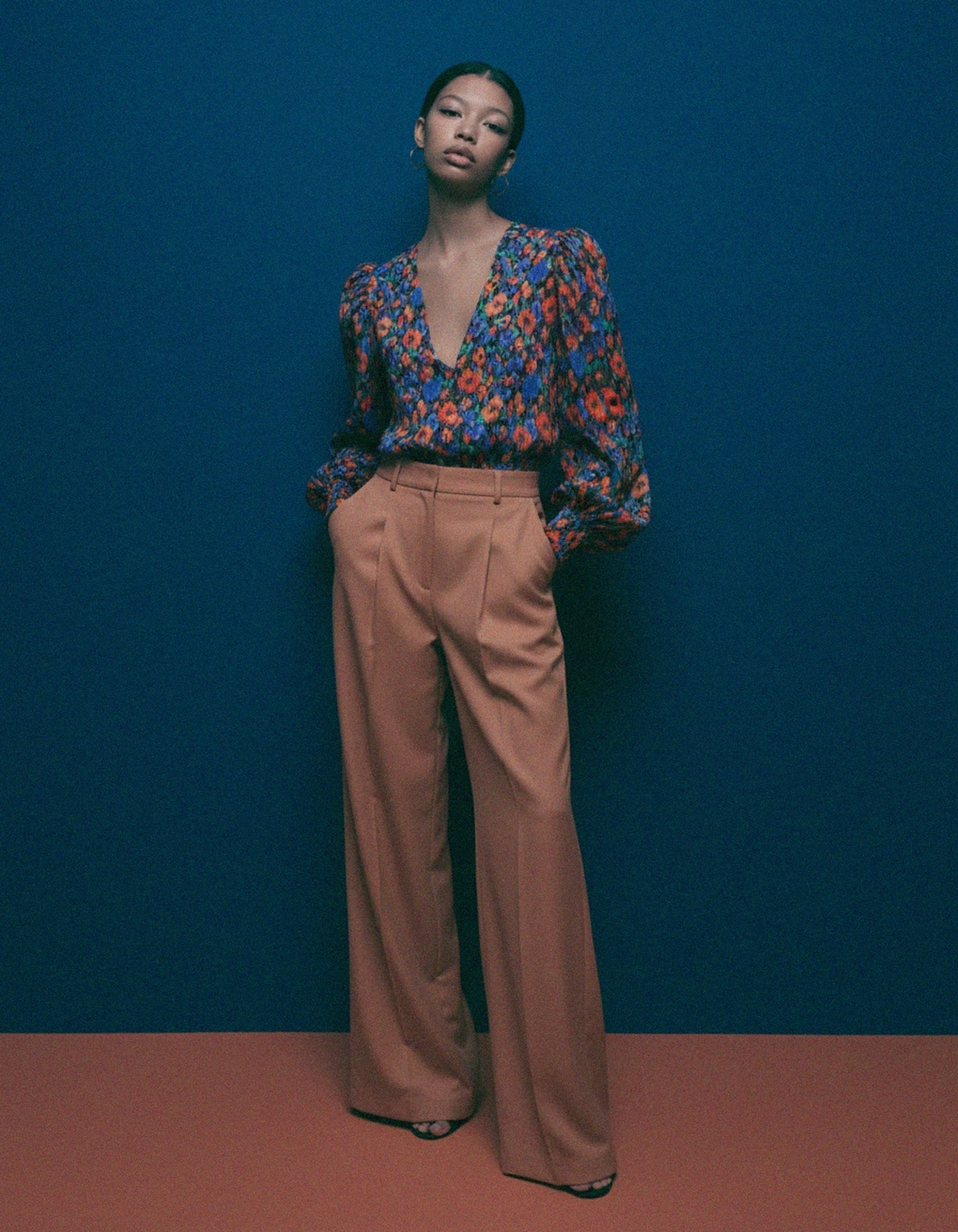 Vibrant Floral Print Blouse with V-Neck zdjęcie 2