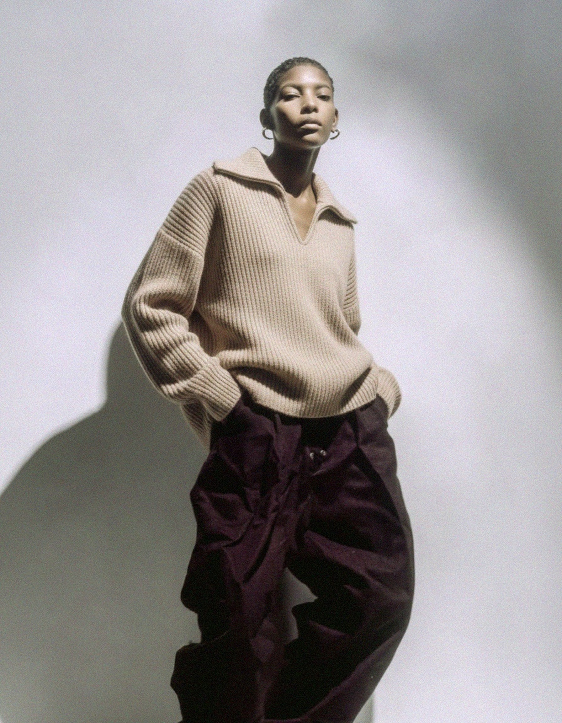 Beige Ribbed Knit Sweater with V-Neck Collar zdjęcie 2