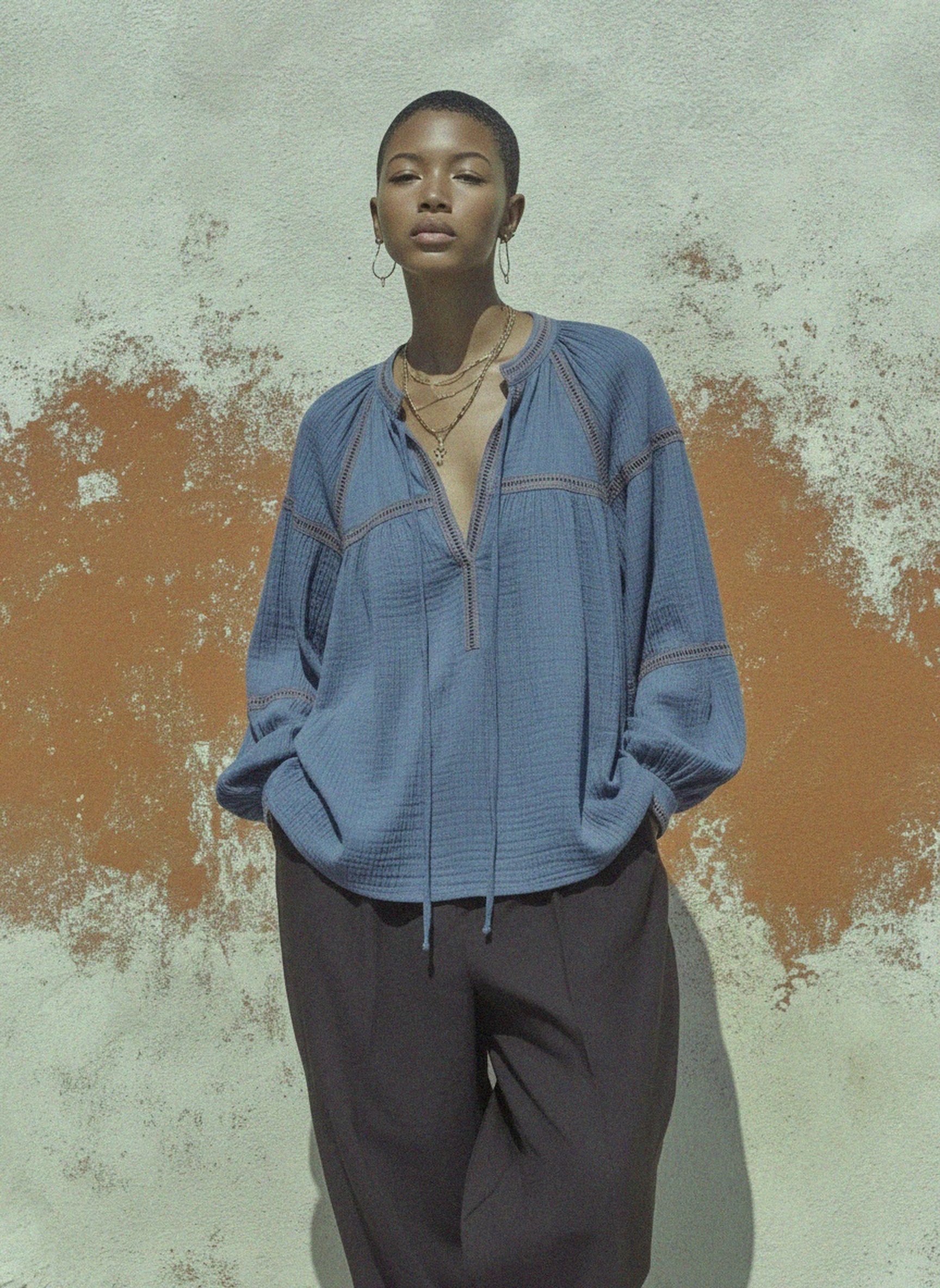 Textured Blue Blouse with Decorative Trim zdjęcie 2