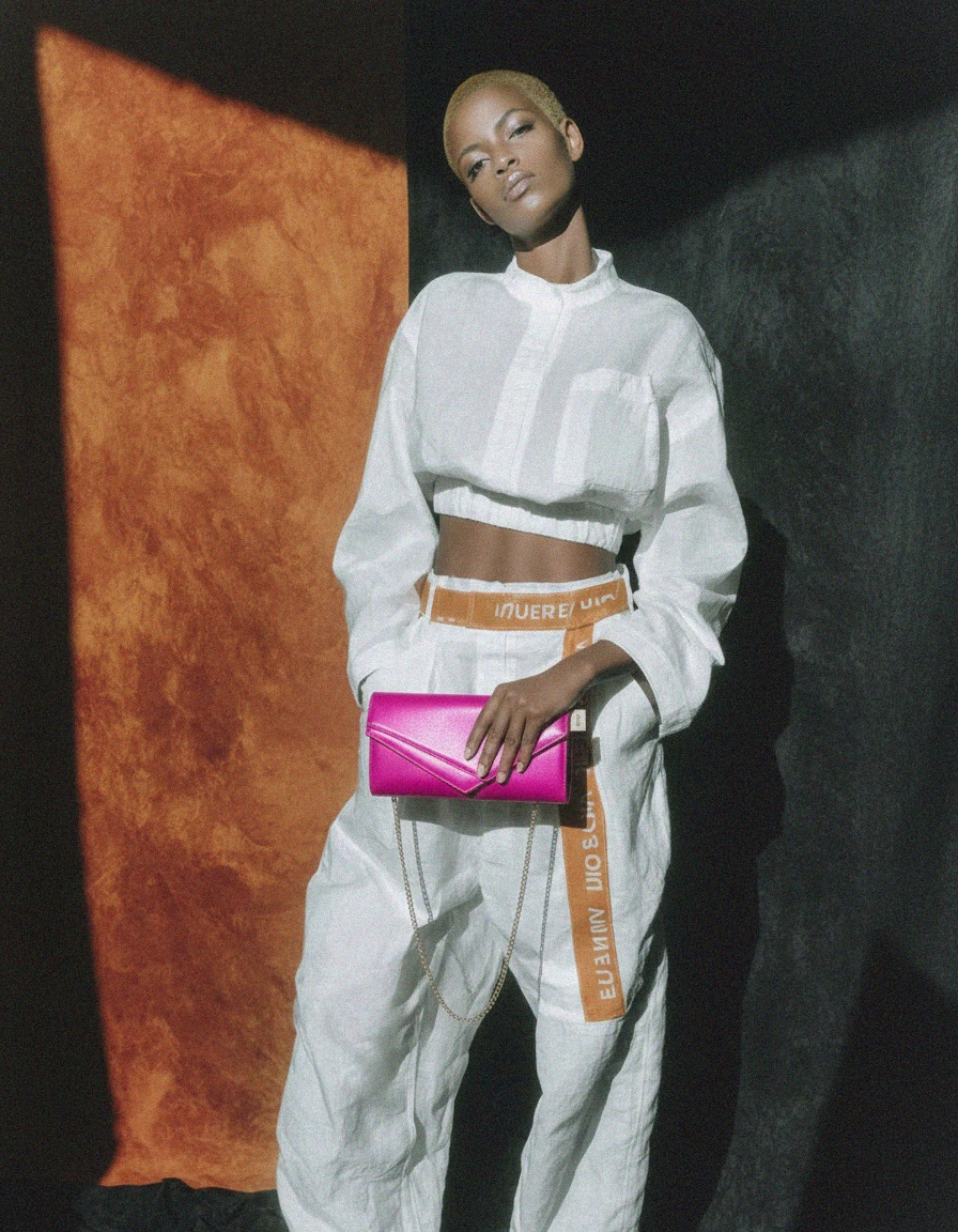 Jaskrawa różowa kopertówka ze złotym łańcuszkiem zdjęcie 3