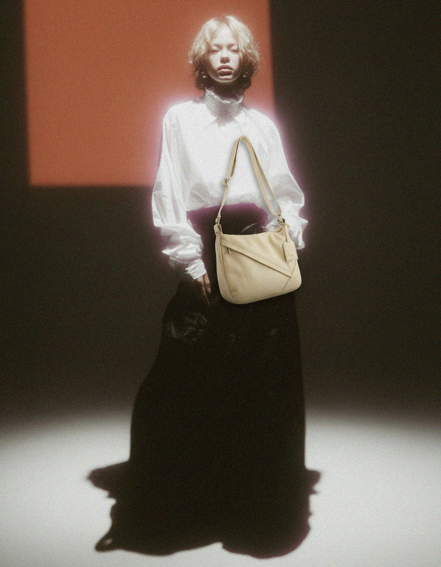 Elegancka beżowa skórzana torba na ramię z regulowanym paskiem zdjęcie 3