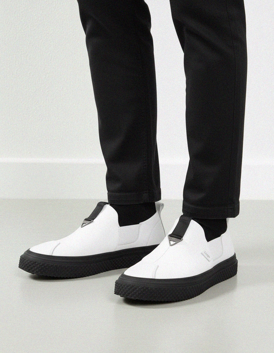 White Slip-On Sneaker with Black Textured Sole zdjęcie 2