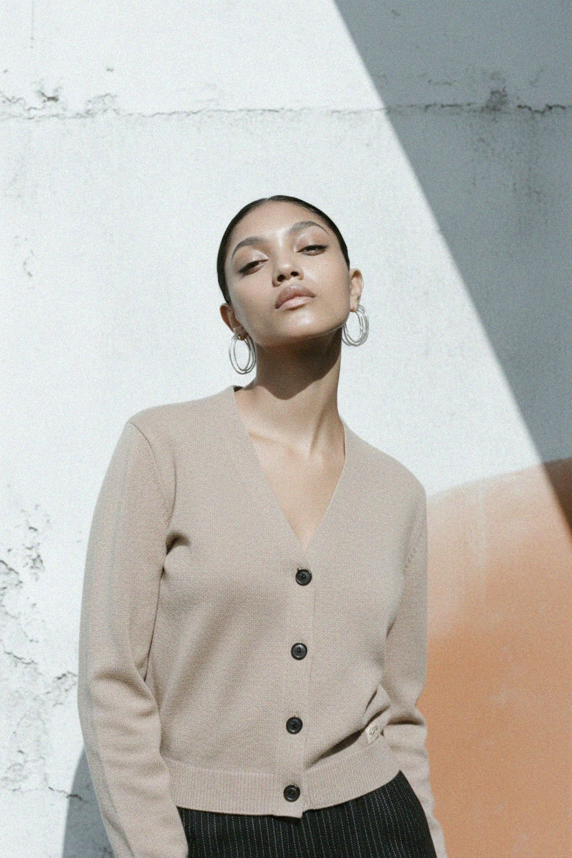 Beżowy dzianinowy kardigan zapinany z przodu na guziki zdjęcie 2