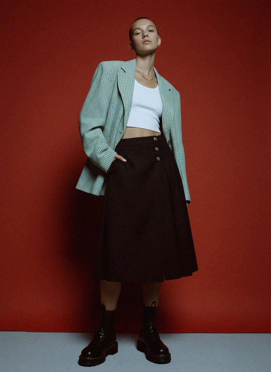 Czarna plisowana spódnica midi z ozdobnymi guzikami zdjęcie 3