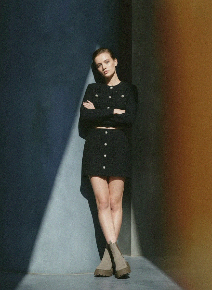 Czarny tweedowy komplet mini spódniczka z guzikami z przodu i krótki top zdjęcie 3