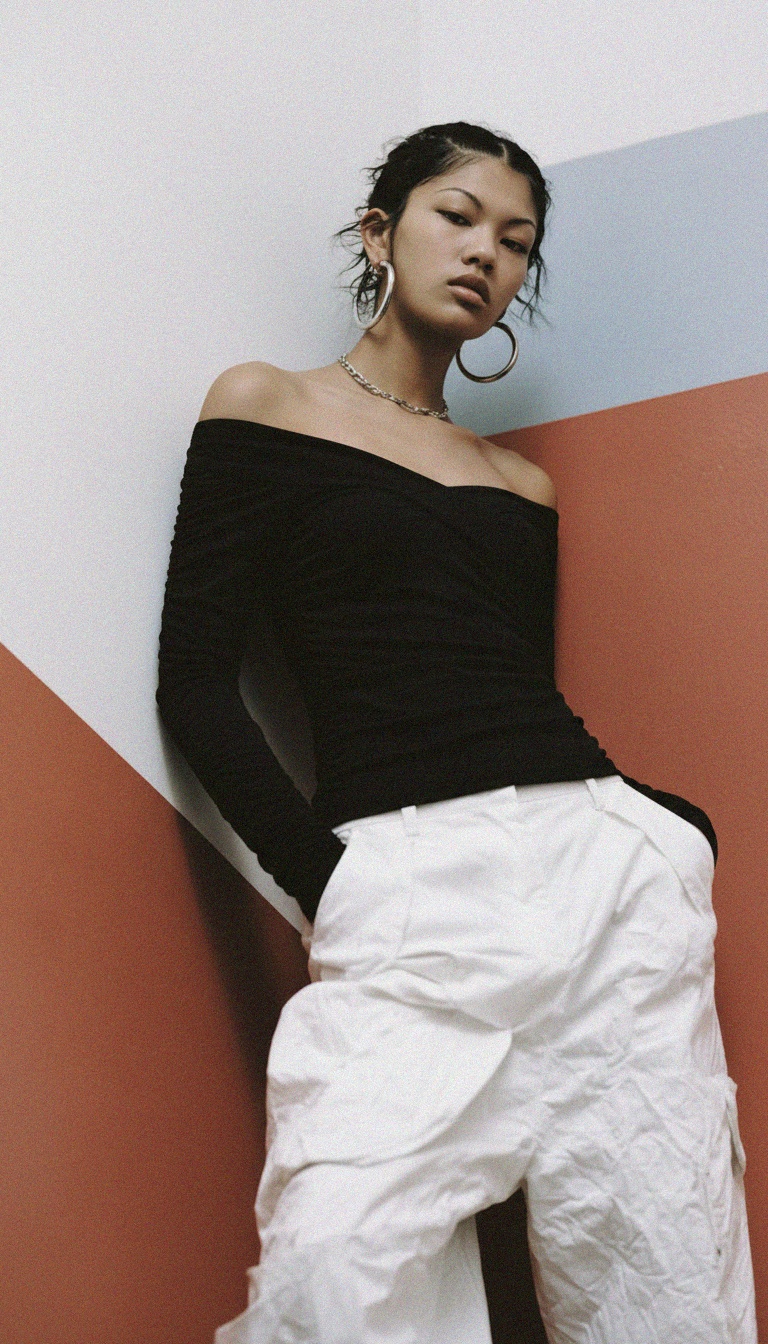 Czarny top z odkrytymi ramionami i długim rękawem zdjęcie 3