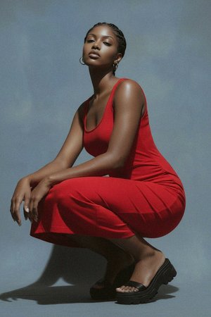 Elegancka czerwona sukienka midi typu bodycon