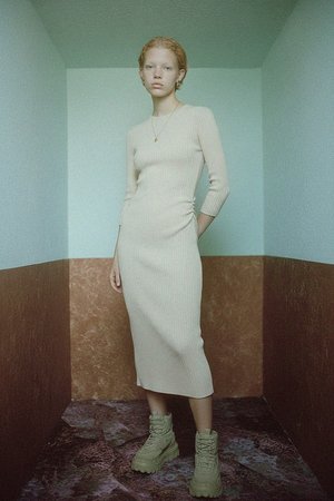 Sukienka midi z prążkowanej dzianiny z rękawami 3/4