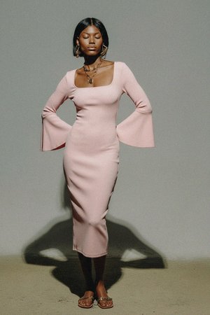 Elegancka prążkowana sukienka midi z rękawami dzwonkowymi