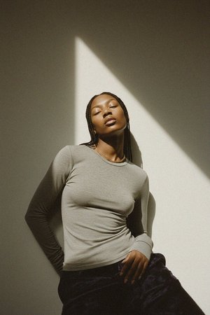 Bluzka Essential Grey z długim rękawem i okrągłym dekoltem