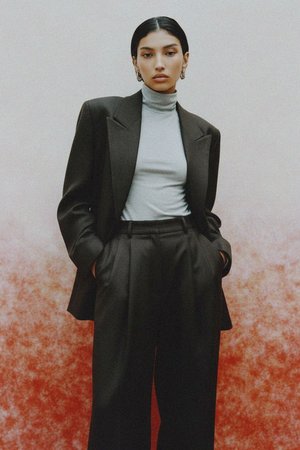 Top bez rękawów z golfem w kolorze miękkiej szarości