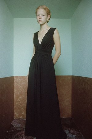 Elegancka czarna sukienka maxi z głębokim dekoltem w serek