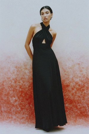 Elegancka czarna sukienka maxi z dekoltem halter