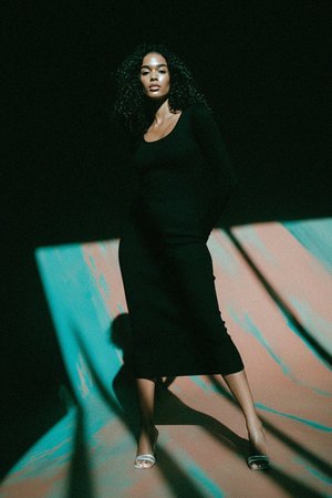 Dopasowana prążkowana sukienka midi