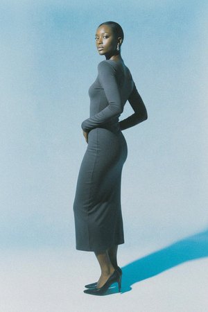 Elegancka sukienka midi z długim rękawem