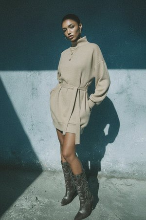 Beżowa prążkowana sukienka mini z paskiem