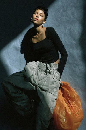 Czarny prążkowany top z kwadratowym dekoltem i długim rękawem