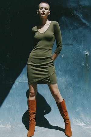 Sukienka mini z prążkowanym dekoltem w serek