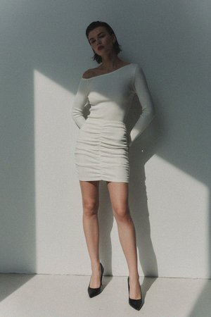Biała prążkowana sukienka mini z marszczeniami i odkrytymi ramionami