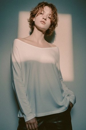 Biała bluzka z odkrytymi ramionami i długim rękawem