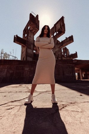 Beżowa prążkowana sukienka midi z długim rękawem