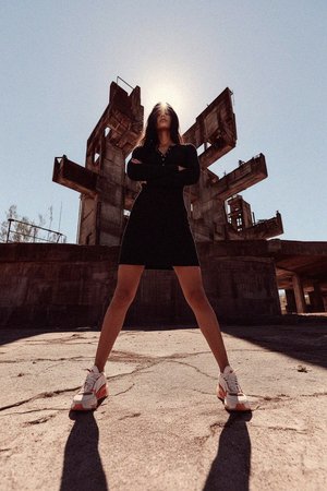 Czarna prążkowana sukienka mini z długim rękawem